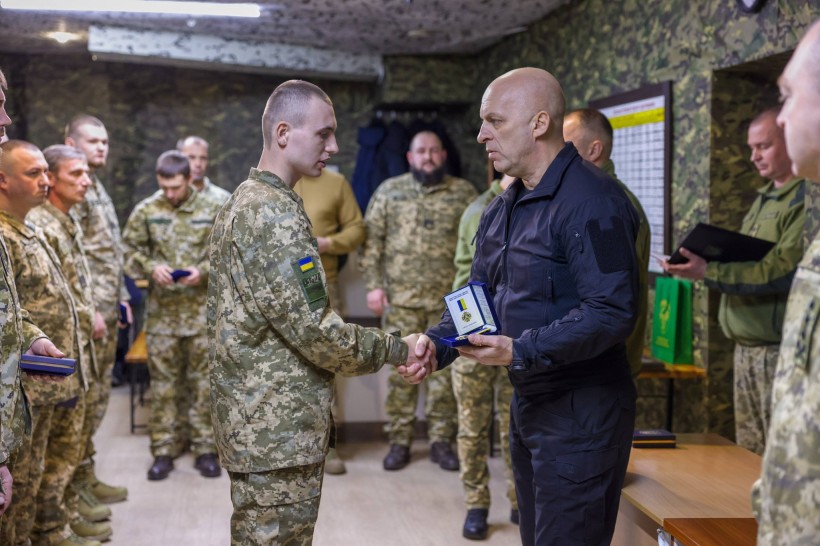 Вадим Філашкін нагороджує прикордонника