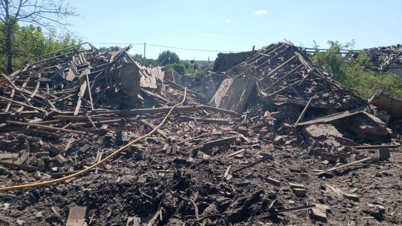 Зруйнований будинок після ворожого обстрілу