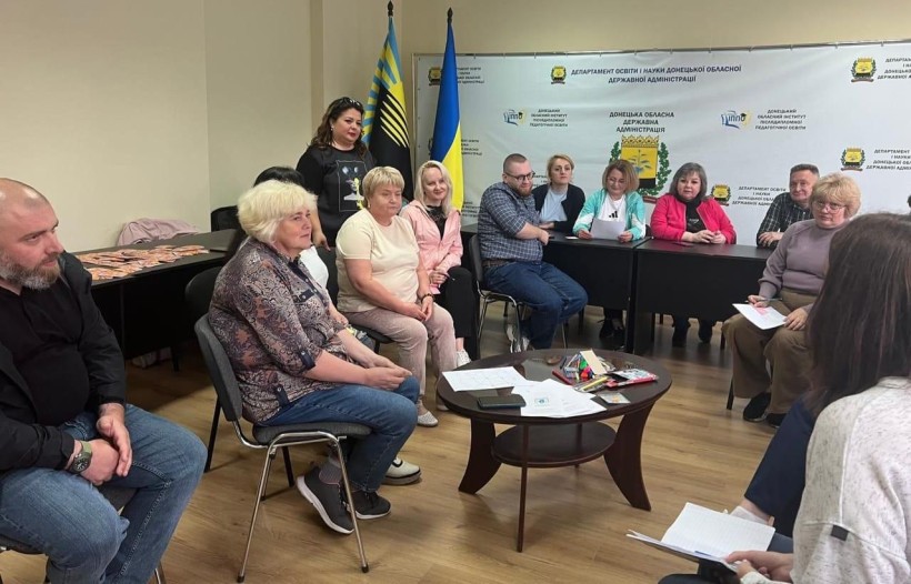 Члени робочої групи та педагоги області знайомляться та обговорюють перспективи діяльності обласного освітнього хабу