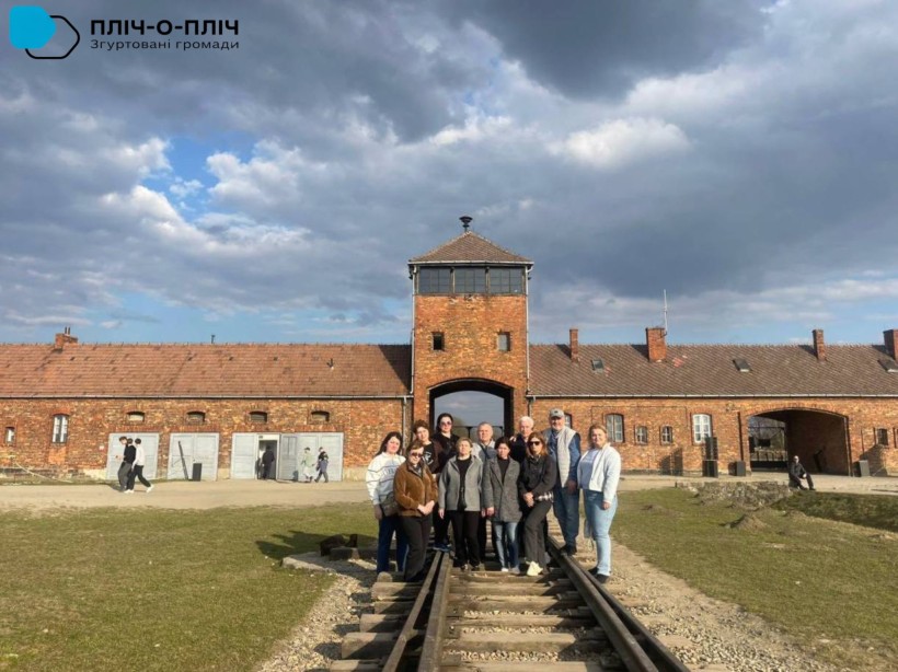Спільне фото делегації на фоні Аушвіц-Біркенау.