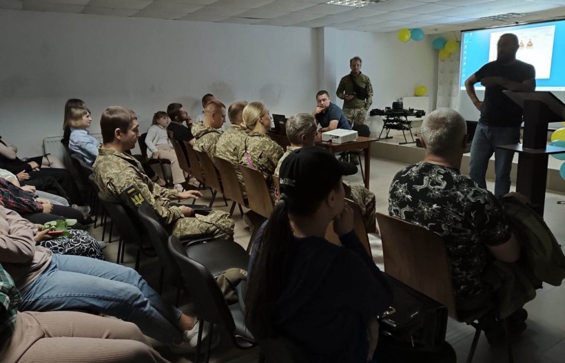 Військові батальйону безпілотних систем «Легіон» демонструють здобувачам освіти дрони та розповідають про їх бойове застосування у межах патріотичного заходу в Бахмутському центрі ПТО.