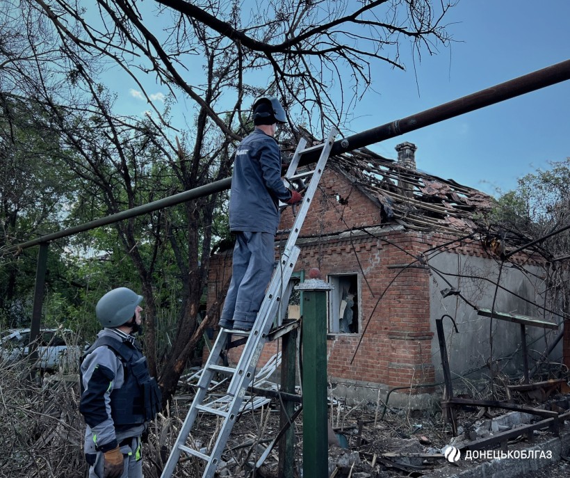 Фахівці Донецькоблгазу відновлюють газопостачання після обстрілів біля майже зруйнованого будинку.