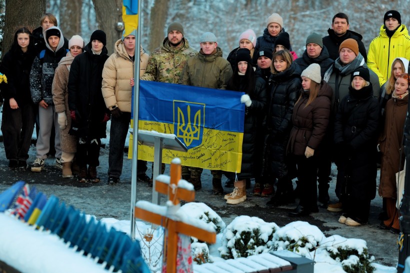 Учасники акції на Аскольдовій могилі вшановують пам'ять Героїв Крут