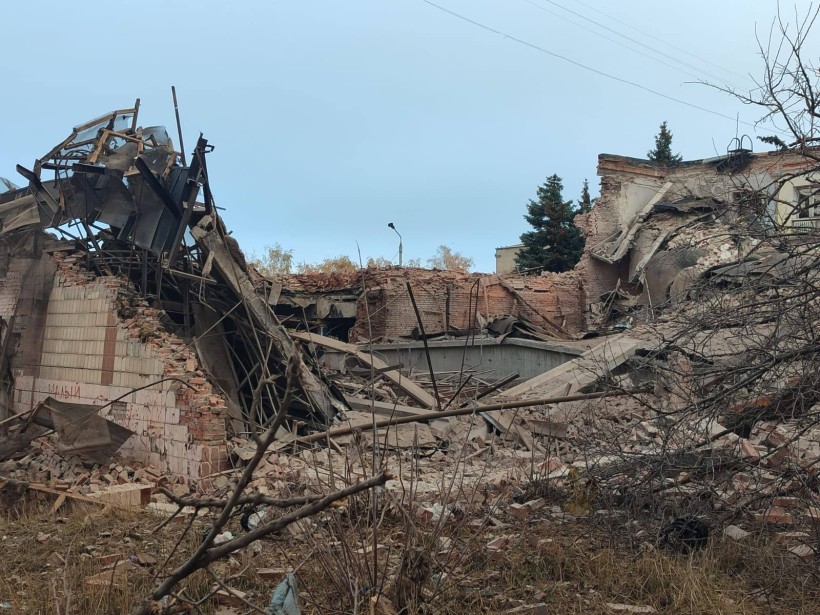Зруйнований будинок після ворожого обстрілу