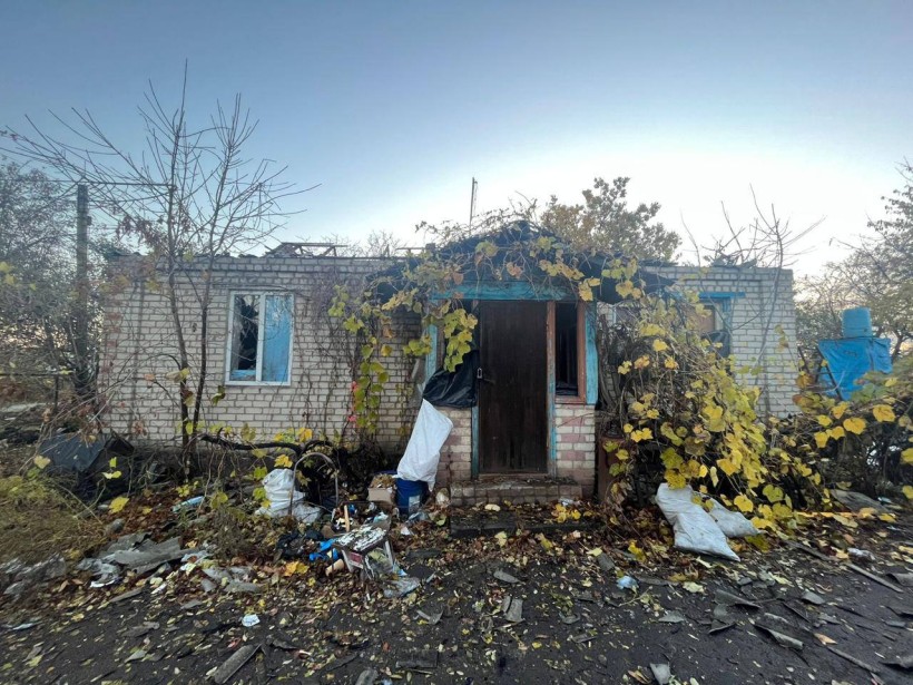 Зруйнований будинок та подвір'я після ворожого обстрілу