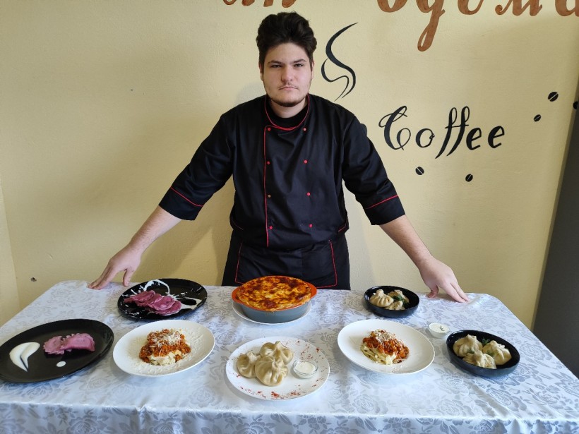 Учні Торецького професійного ліцею готують страви під час проходження виробничої практики