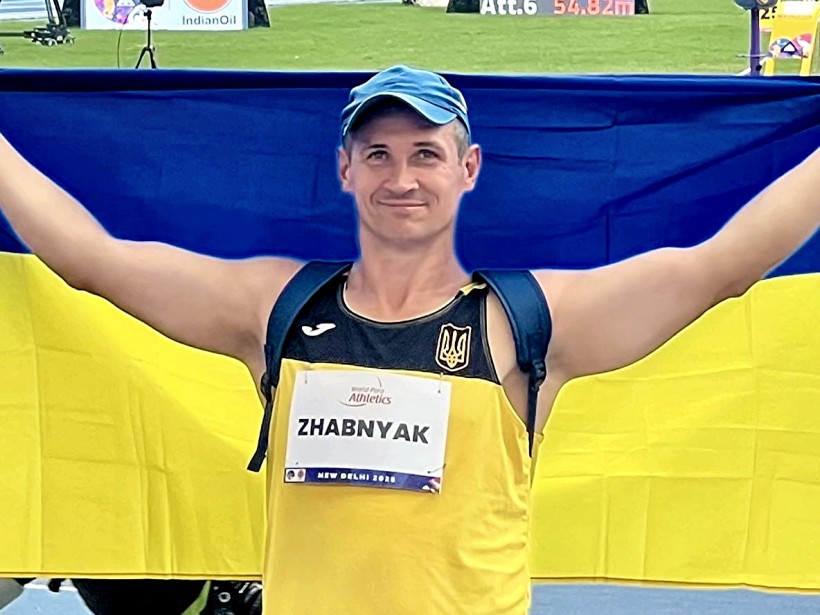 Параатлет Донеччини Микола Жабняк з прапором України на чемпіонаті світу в Індії