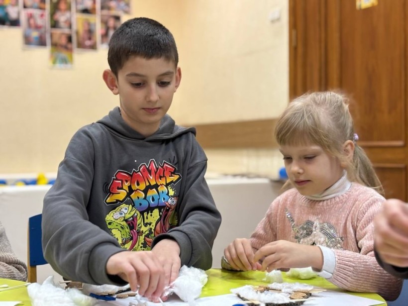 Діти на майстер-класі з виготовлення казкового будиночка