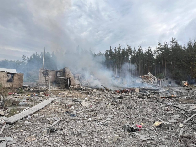 Зруйновані будинки після ворожого обстрілу