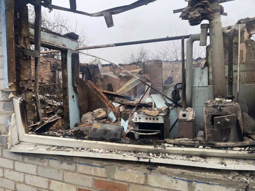 Зруйнований будинок після ворожого обстрілу та пожежі