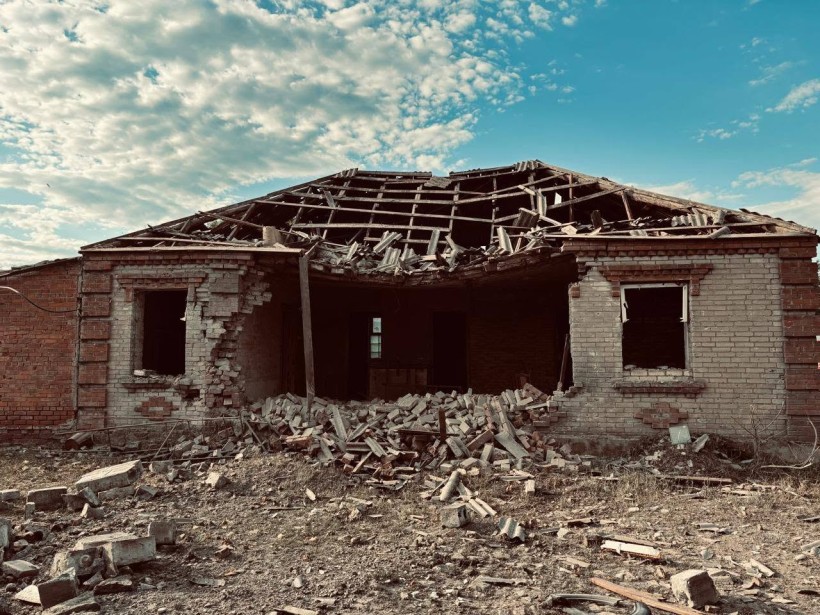 Зруйнований будинок після ворожого обстрілу
