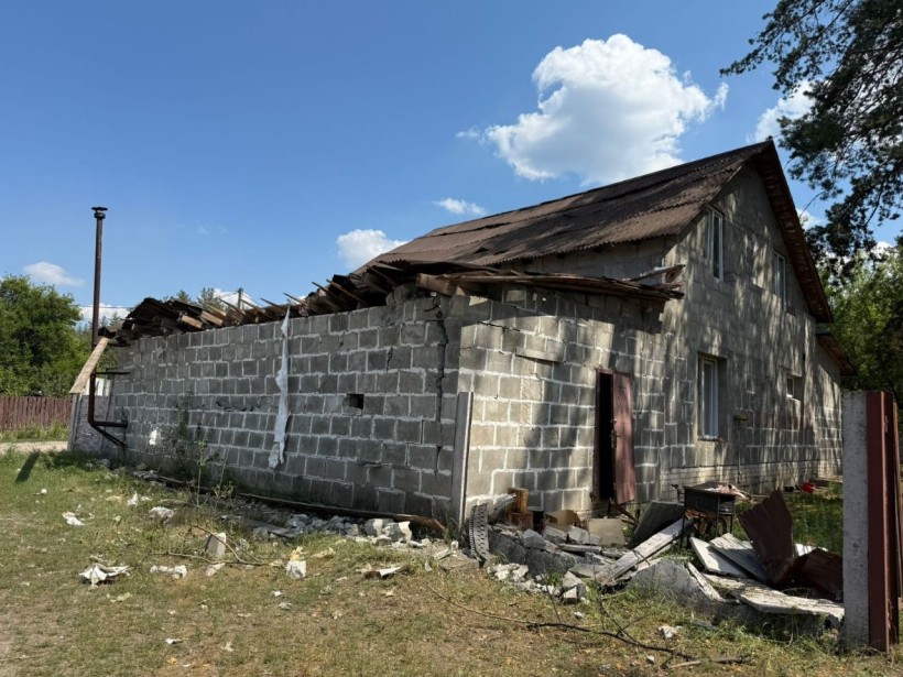 Зруйнований ворожим обстрілом будинок