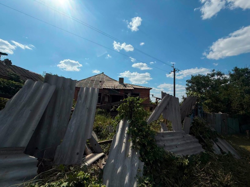 Пошкоджений будинок та паркан після ворожого обстрілу