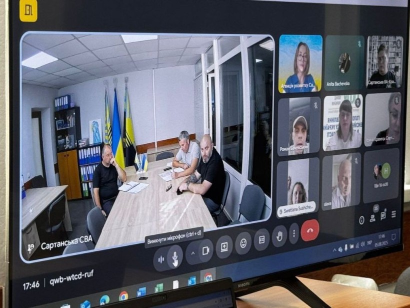 Монітор на якому зображені учасники які доєднались онлайн