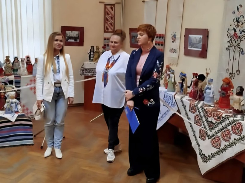 Три жінки спілкуються на відкритті виставки
