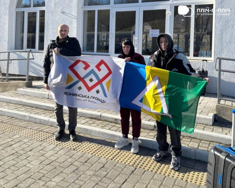 Родина загиблого захисника.
Тримають прапори Часовоярської громади та Ясинянська громади.