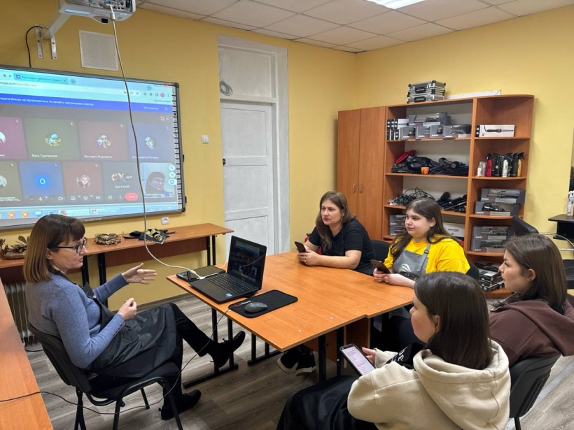 Здобувачі освіти за фахом "Перукар" відпрацьовують фахову майстерність на території новоствореного освітнього простору.