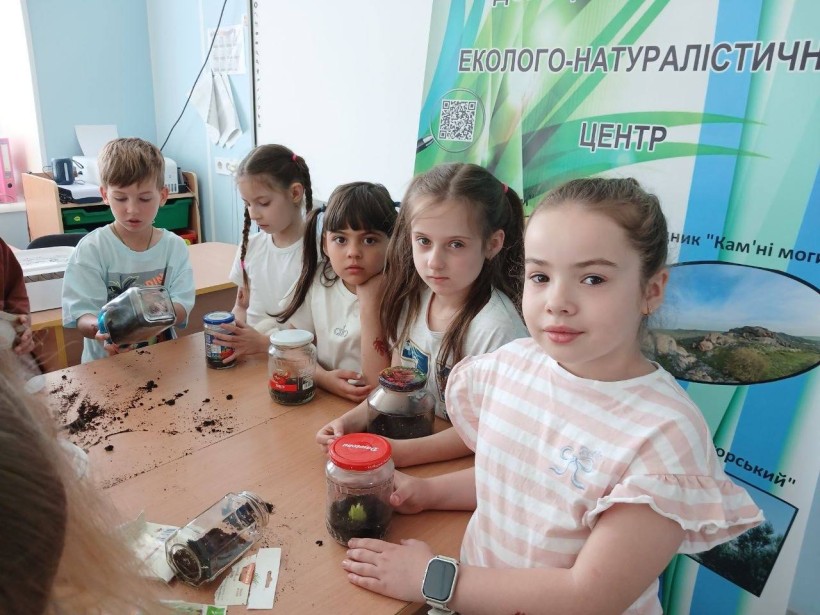 Учасники екологічної експедиції створюють флораріуми та висаджують рослини під час практичного заняття.
