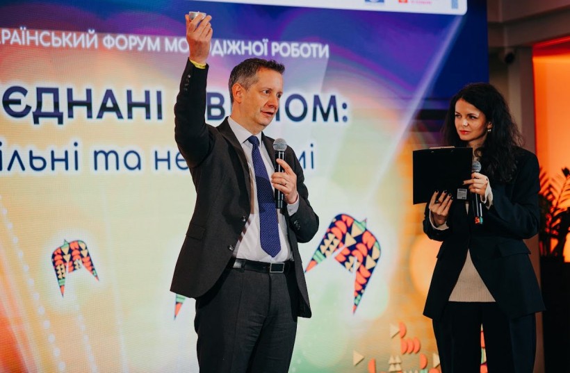 Один із організаторів форуму на вітальному слову на відкриті заходу