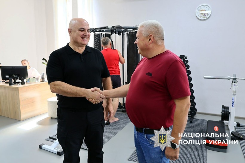 Чоловіки вітають один одного в залі для реабілітації