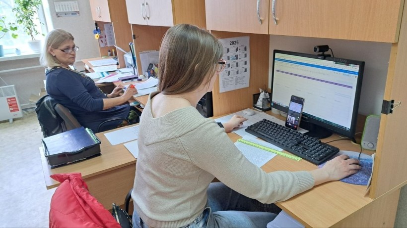 Вихованці Донецького обласного центру туризму та краєзнавства учнівської молоді під час заняття з малювання