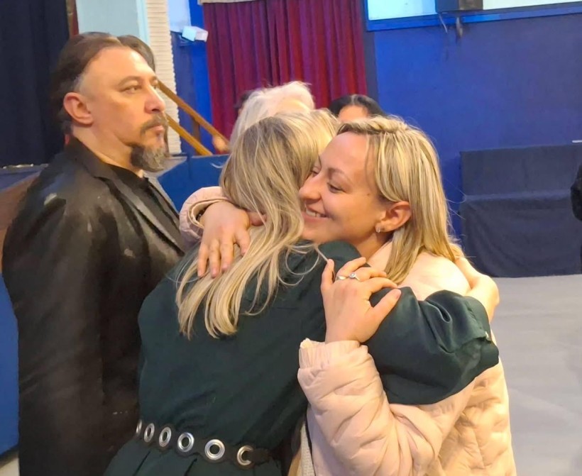 Обійми авторів з глядачами.