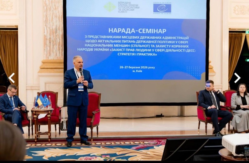 Очільник ДЕСС Віктор Єленський виступає зі сцени перед учасниками заходу