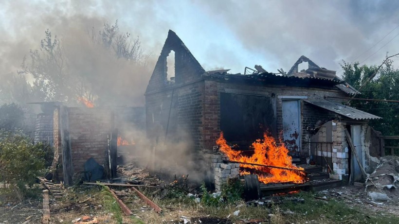 Горить будівля після обстрілу.
