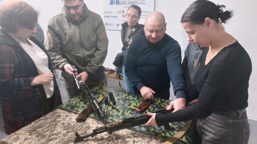 Слухачі під час відпрацювання практичних навичок зі складання та розбирання зброї. Заняття проходить у співпраці з Дніпропетровським обласним центром підготовки населення до національного спротиву.