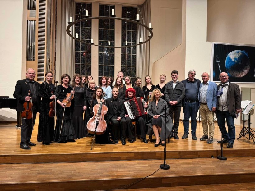 Спільне фото музикантів на сцені з музичними інструментами