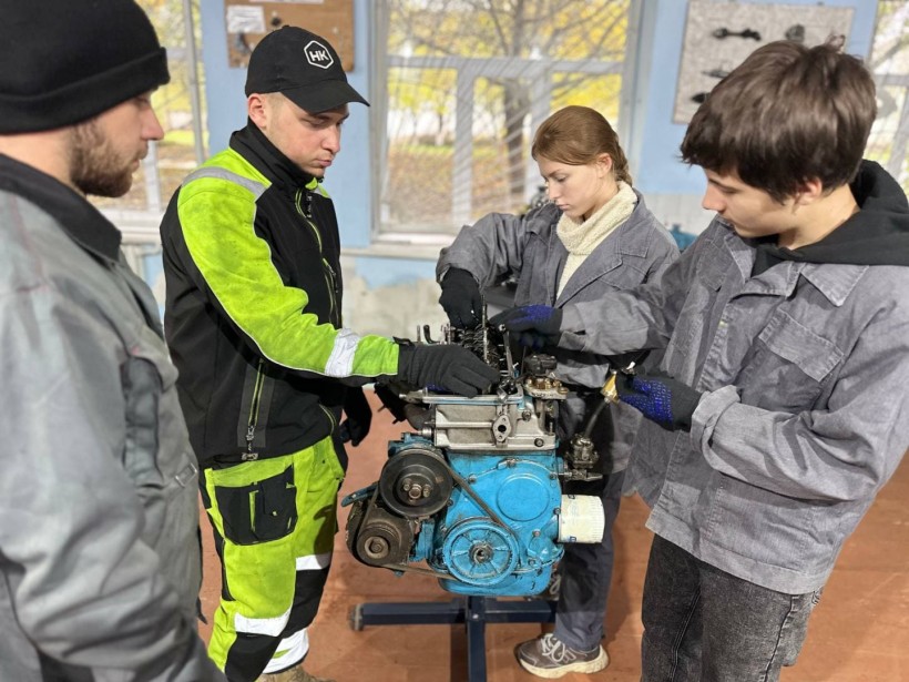 Студенти Краматорського вищого професійного училища під час практичного відпрацювання  навичок