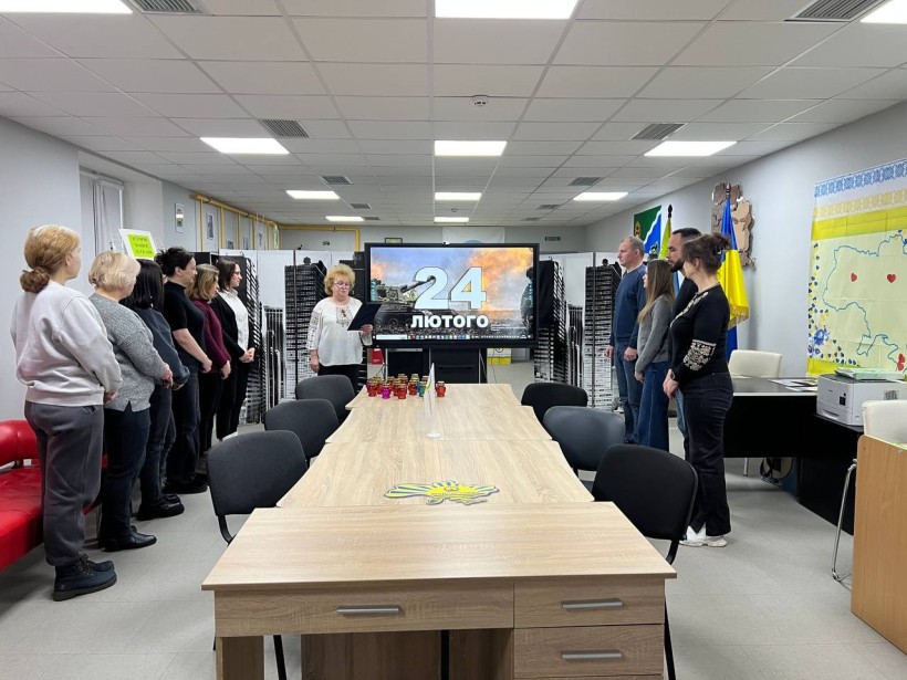 Молодь Курахового вшановує хвилиною мовчання полеглих Захисників