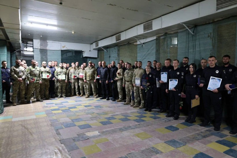 Правоохоронці із нагородами стоять разом з Вадимом Філашкіним