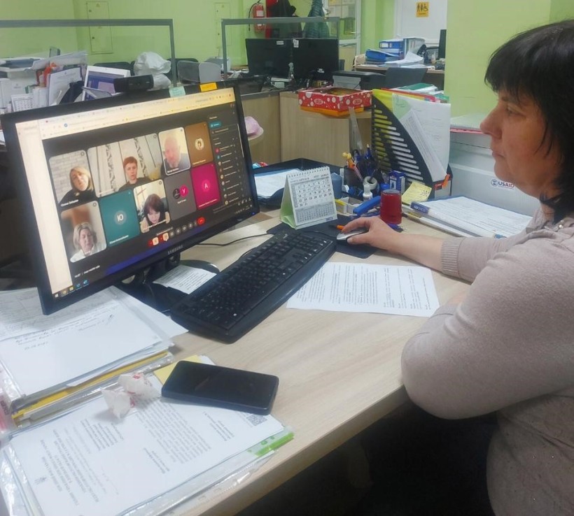 Заступник начальника Управління соціального захисту населення Словʼянської МВА Катерина Пасічник розповідаєм щодо реалізації заходів, передбачених Комплексною Програмою соціального захисту та підтримки Захисників і Захисниць України, членів їх сімей та членів сімей загиблих (померлих) Захисників і Захисниць України Слов’янської міської територіальної громади на 2026-2028 роки