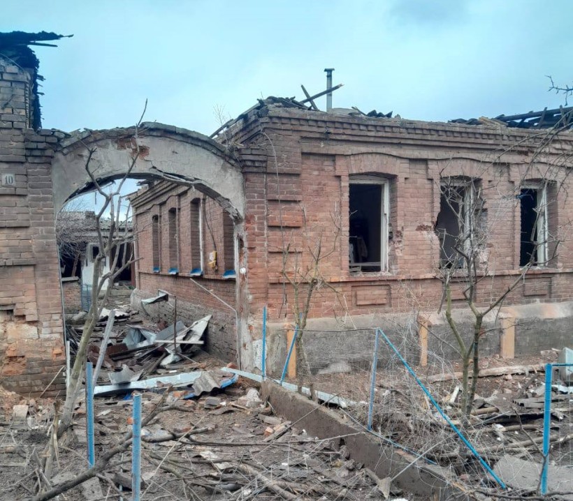 Пошкоджені будинки після ворожого обстрілу