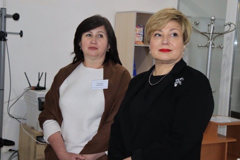 Начальниця управління із забезпечення взаємодії з органами місцевого самоврядування Донецької облдержадміністрації Наталія Чукова разом з представницею Центру підтримки ВПО