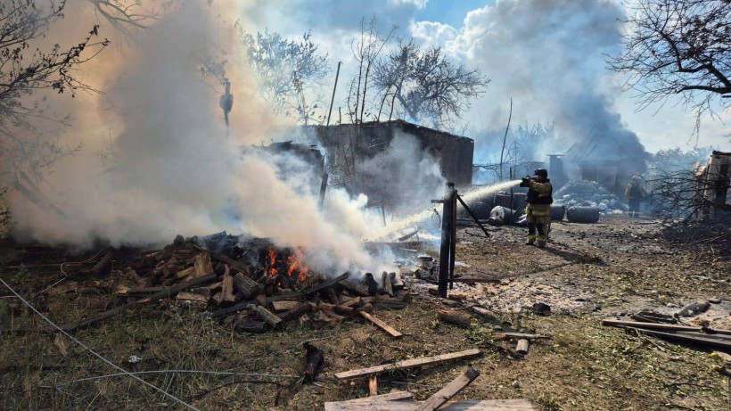 Пожежники гаясять вогонь біля бідинку, пошкодженого ворожим обстрілом