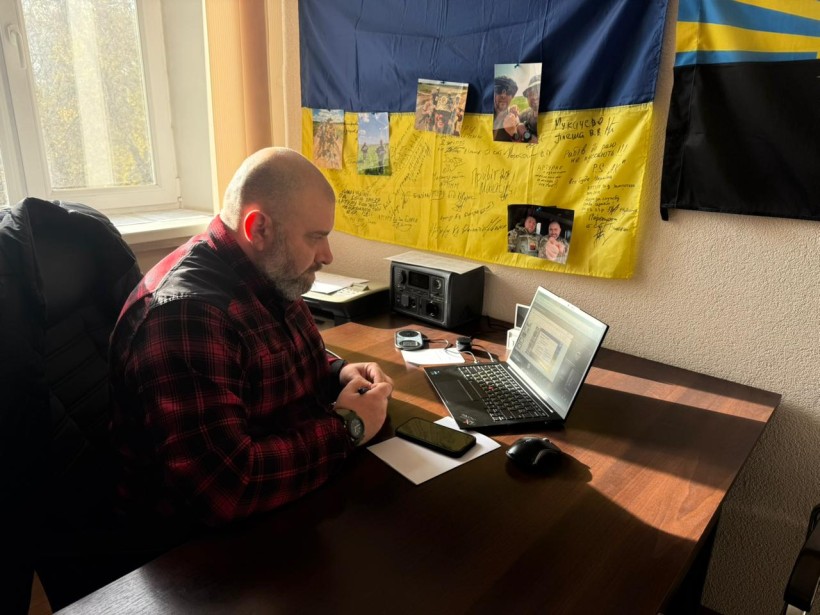 Начальник управління з питань ветеранської політики облдержадміністрації Артур Насібян під час зустрічі з ветеранами війни та членами родин загиблих (померлих) Захисників і Захисниць України Авдіївської міської територіальної громади розповідає про надання соціальних гарантій на державному та обласному рівнях