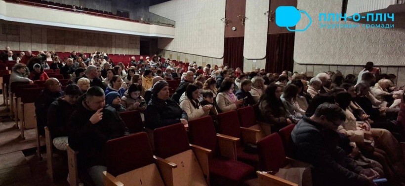 Глядачі у залі чекають на початок вистави.