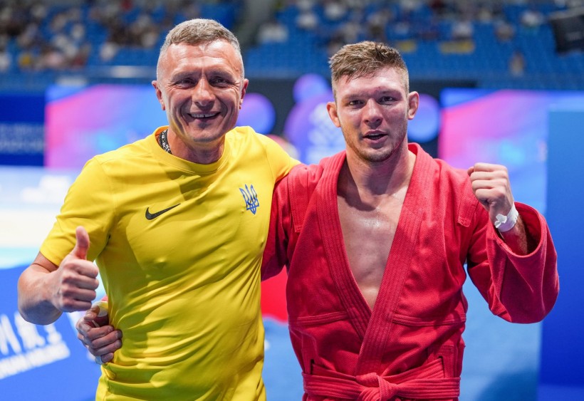 Самбіст Владислав Руднєв разом зі своїм тренером і батьком Сергієм Руднєвим