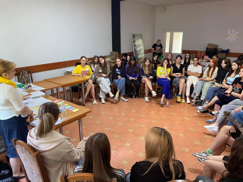 Підлітки сидять в колі, а фахівці розповідають їм про нові професії