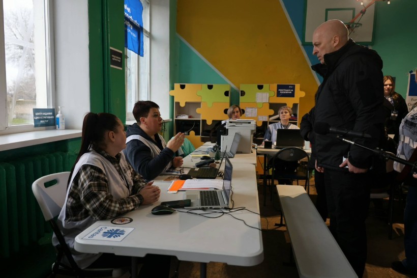 Вадим Філашкін спілкується з працівниками транзитного центру в Дніпропетровській області