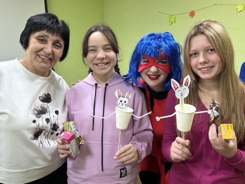 Діти разом із педагогом демонструють власні  поробки