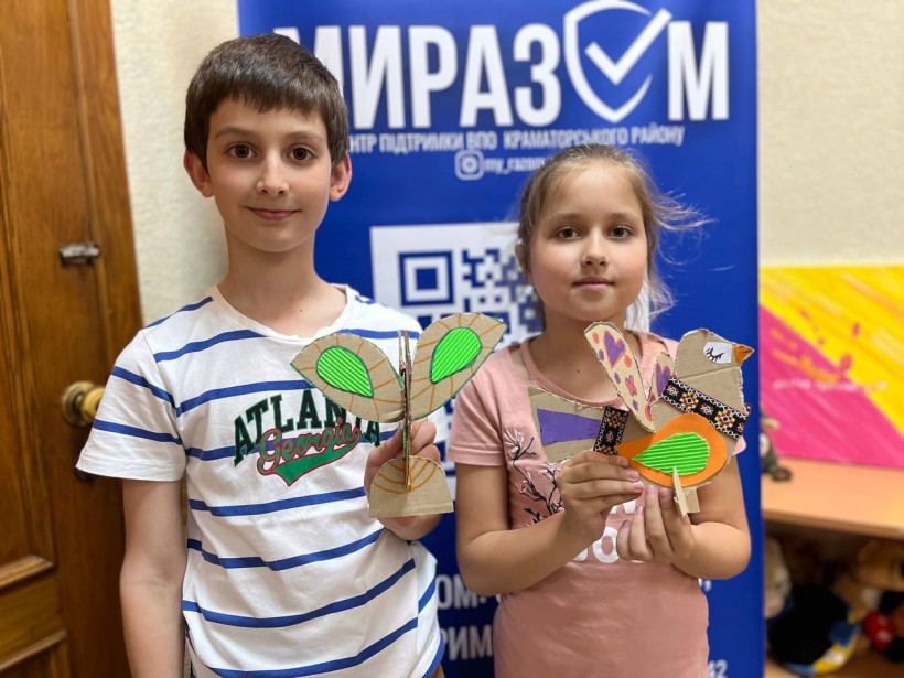 У Центрі підтримки ВПО Краматорського району «МиРазом» у м. Дніпро діти створили еко-іграшку - легку, барвисту, яку із захопленням вирізали, клеїли, оздоблювали пір’ячком і стрічками.
