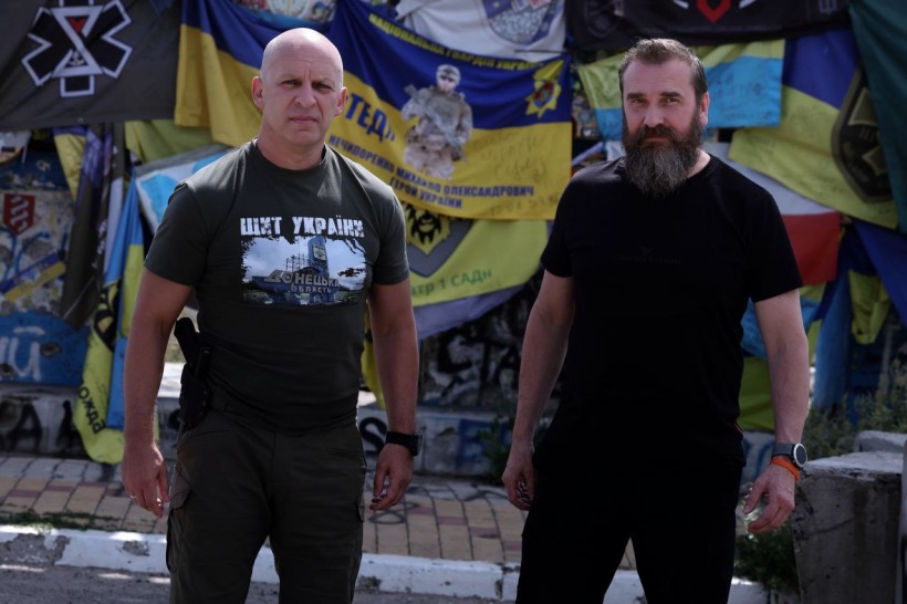 Вадим Філашкін та Оксен Лісовий біля стели на в'їзді в Донецьку область