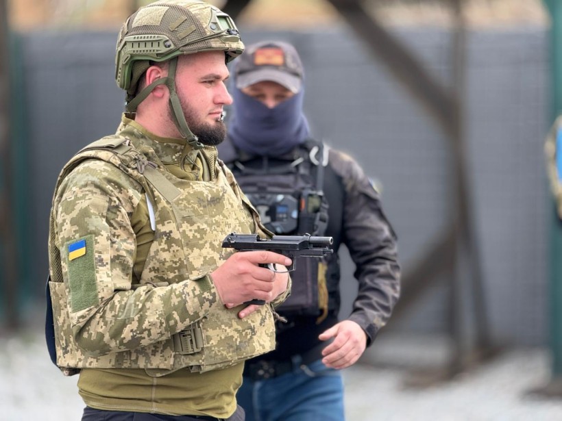 Тренер показує правильність складання зброї