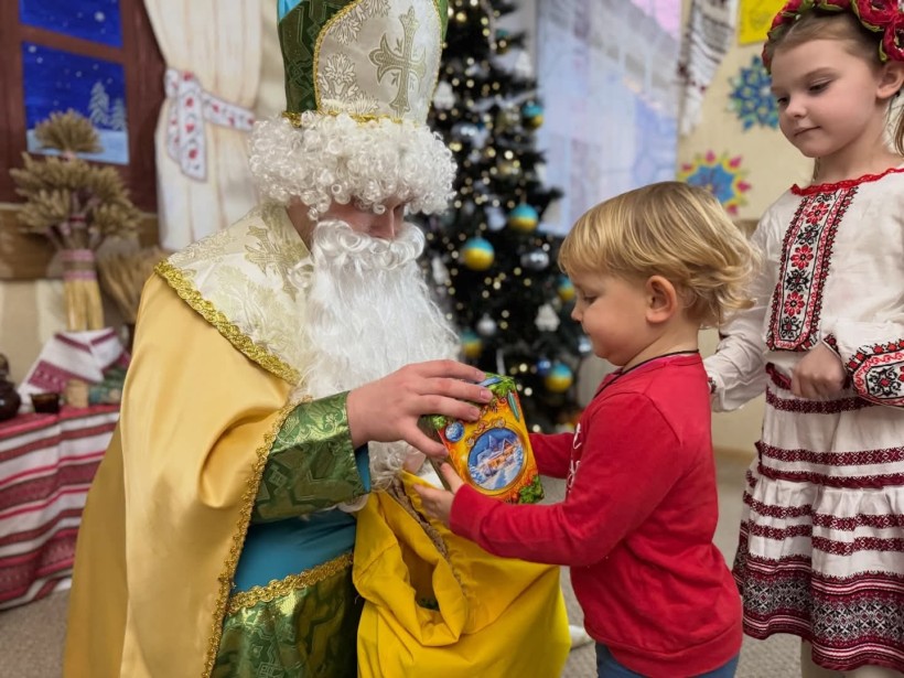 Малеча отримує новорічний солодкий подарунок у межах проєкту «Новорічне  диво Донеччини», ініційованого Фондом братів Мкртчан
