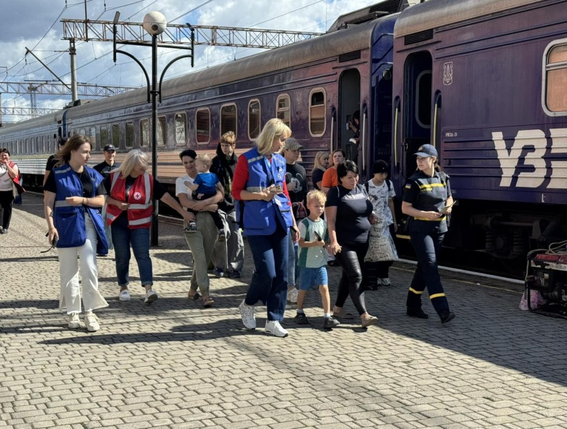 Волонтери та рятувальники зустрічають родини з дітьми з евакуаційного потяга