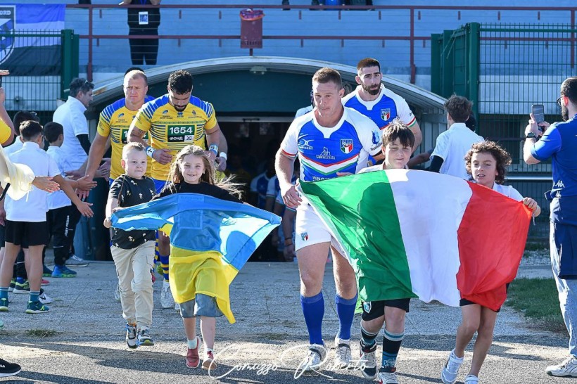 Вихід спортсменів. Діти несуть прапори країн учасників змагань.