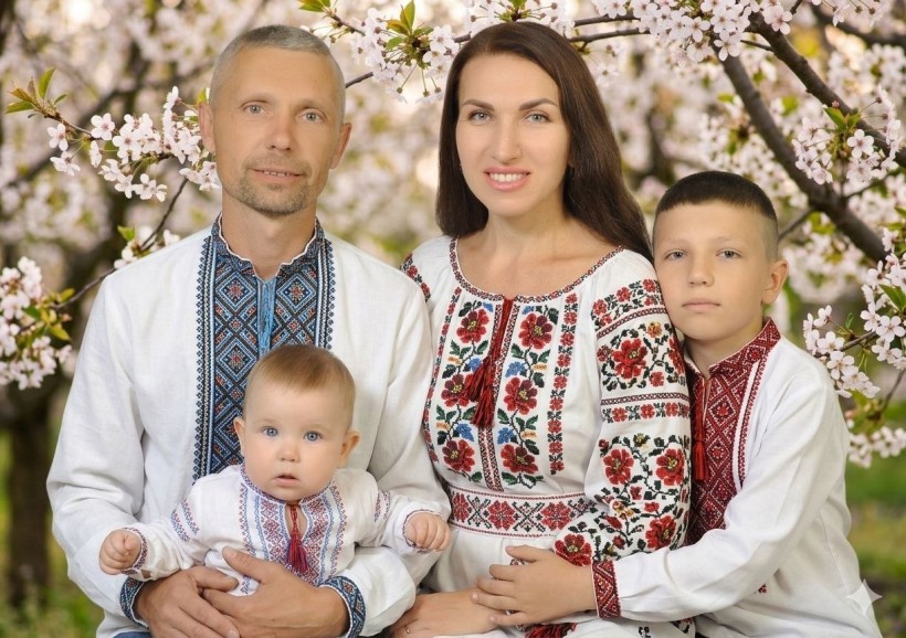 Учасники конкурсу «Вишиті обереги єднання»